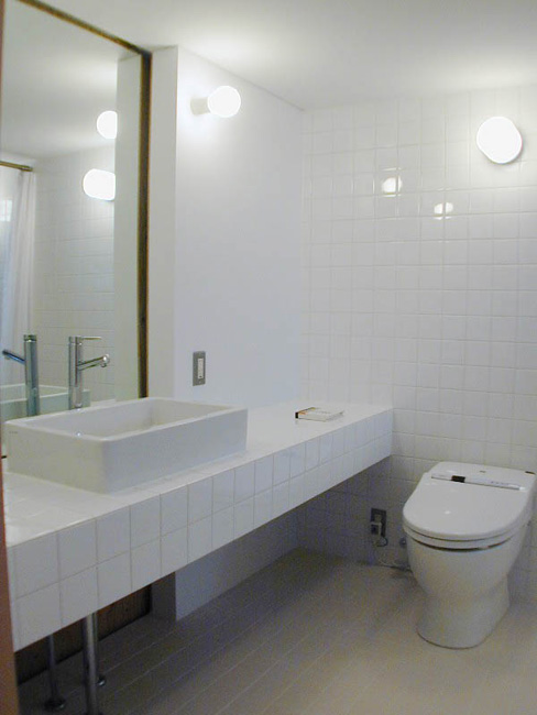 白いタイルが美しいトイレバススペース