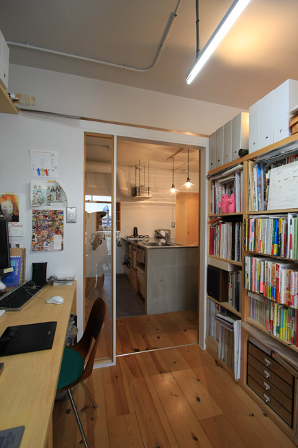 アトリエからすぐアクセスできるキッチンで家事もスムーズ