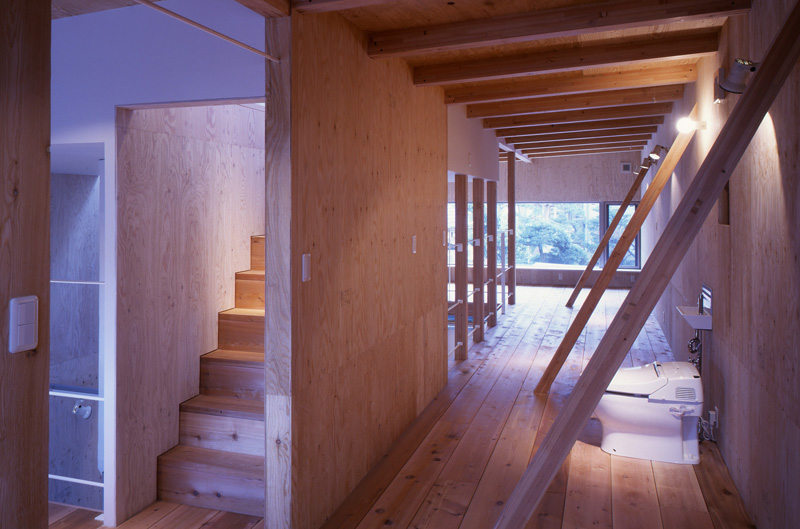 床壁天井と柔らかな風合いの木で仕上げられた2階から陽のあたる屋上へ続く階段