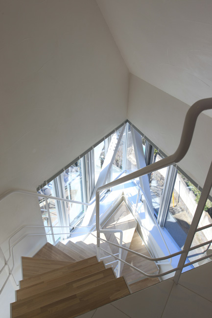 変形敷地ならではの面白い表情の室内