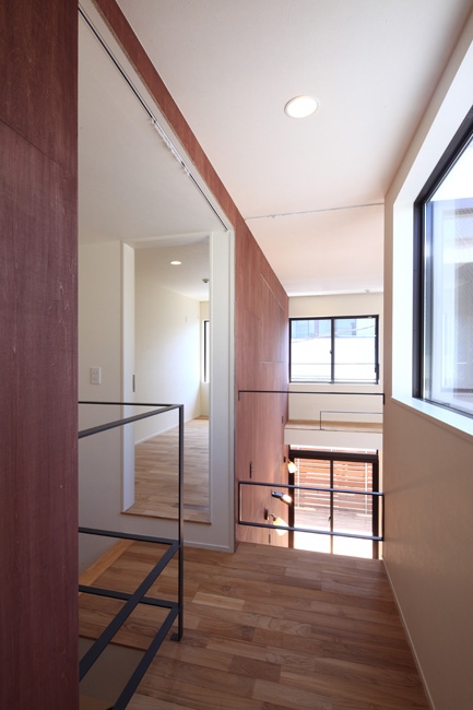 奥の部屋まで光が差し込む吹き抜け