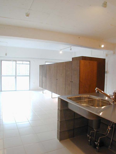 大型収納で部屋を仕切りどこにいても気配を感じられる