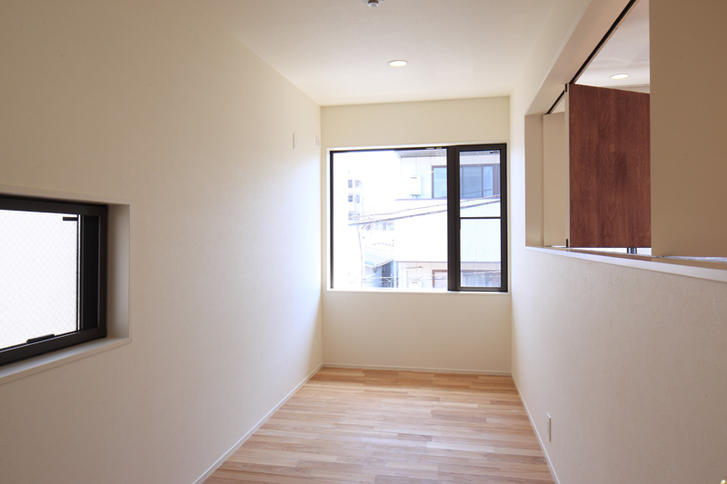 室内窓にもなる開閉式の壁面