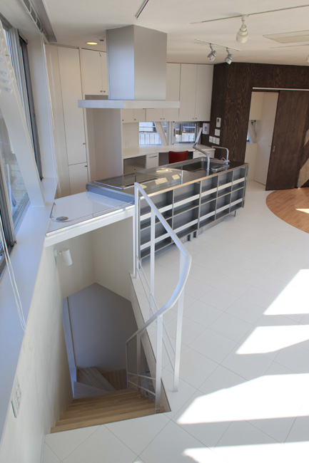 階段を登ると閉鎖的な1階と対象に開放的な空間がひろがる