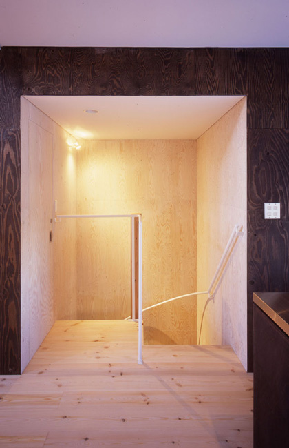 直線的なデザインが印象的な階段スペース