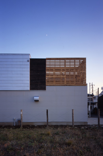 様々な仕上げが調和して楽しい表情を作り出す外観