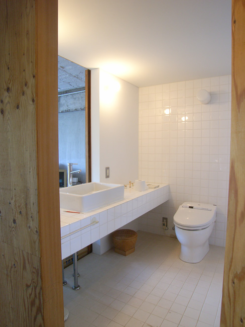 洗面の鏡は部屋を隔てる扉