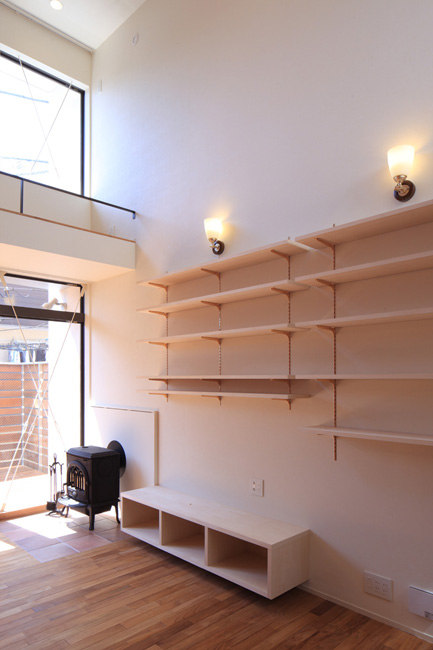 薪ストーブで休日に料理を楽しむリビング