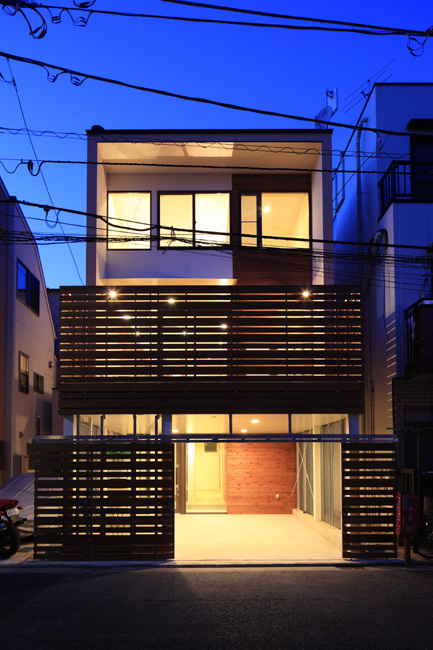 5つの庭を持ち通風採光に配慮した都市の3階建て