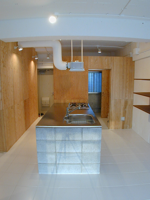 無機質なコンクリートブロックと柔らかな木がお互いの存在感を惹きたてる