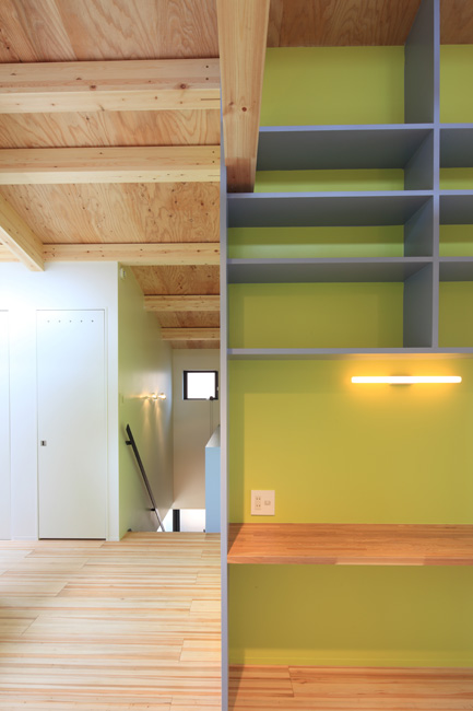 ナチュラルな木目とあざやかなグリーンが心地よい