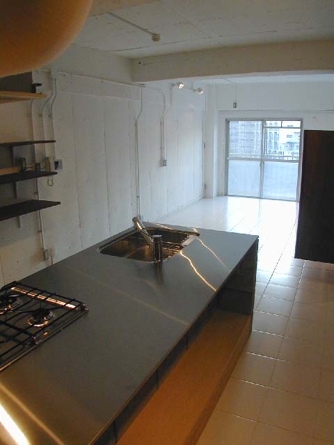 床壁天井を白くして部屋の奥まで明るい