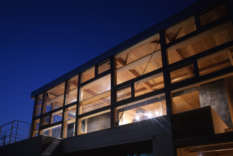 夜にはガラス越しの明かりも美しい