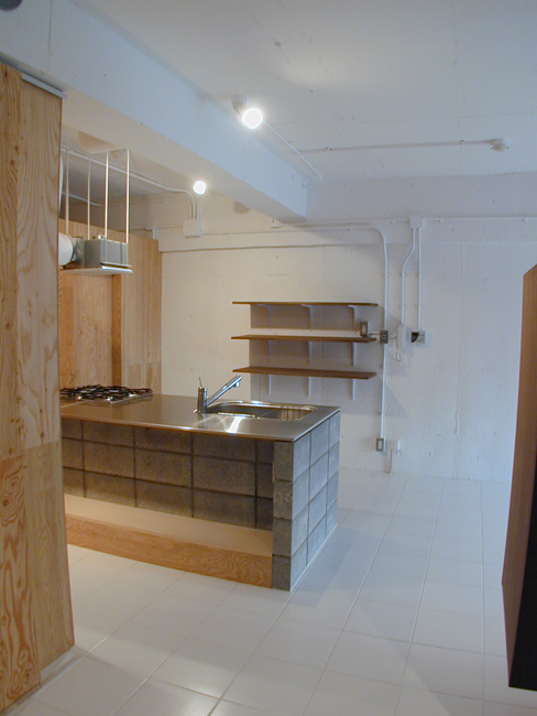 ざっくりとした打ちっぱなしの白い空間にコンクリートブロック木ステンレスの異素材ミックスが心地よい