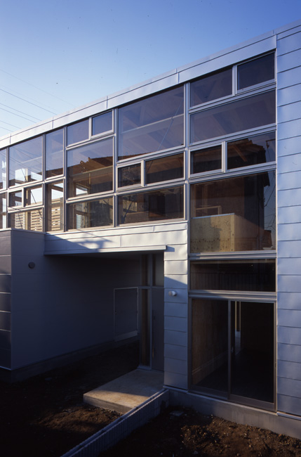 ピロティを挟み程よい距離でスペースを分ける