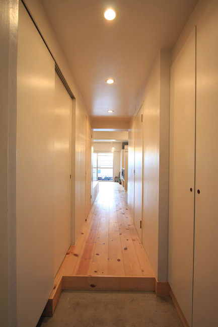 一直線に窓まで抜ける玄関からの動線