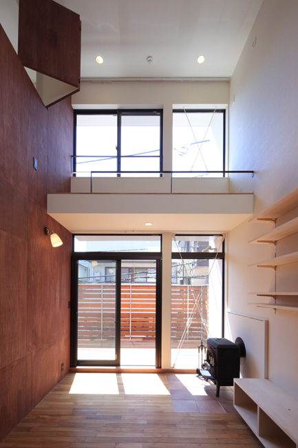 薪ストーブのあるリビングから繋がる大きなテラス