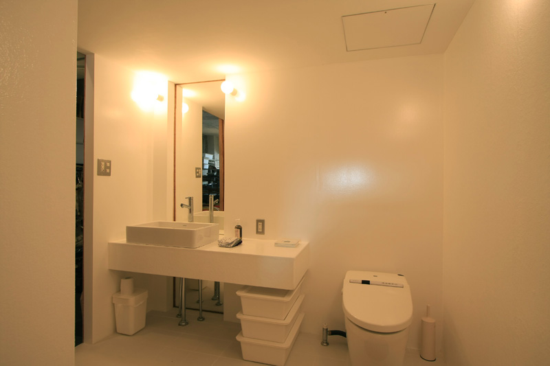 白くミニマルなトイレスペース