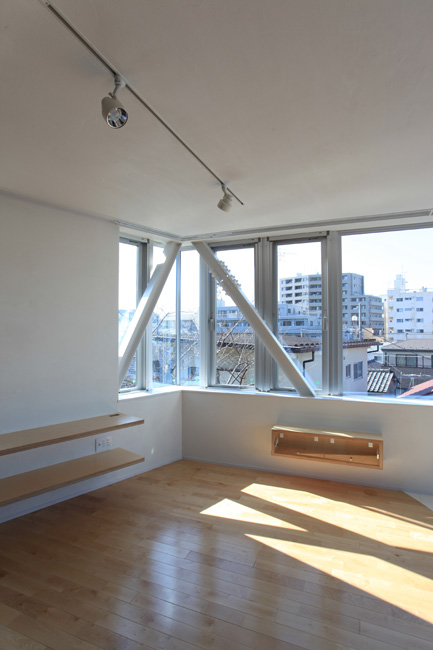 柱をなくし斜めのブレース材にすることで視線を遮るものを減らし開放的な空間に