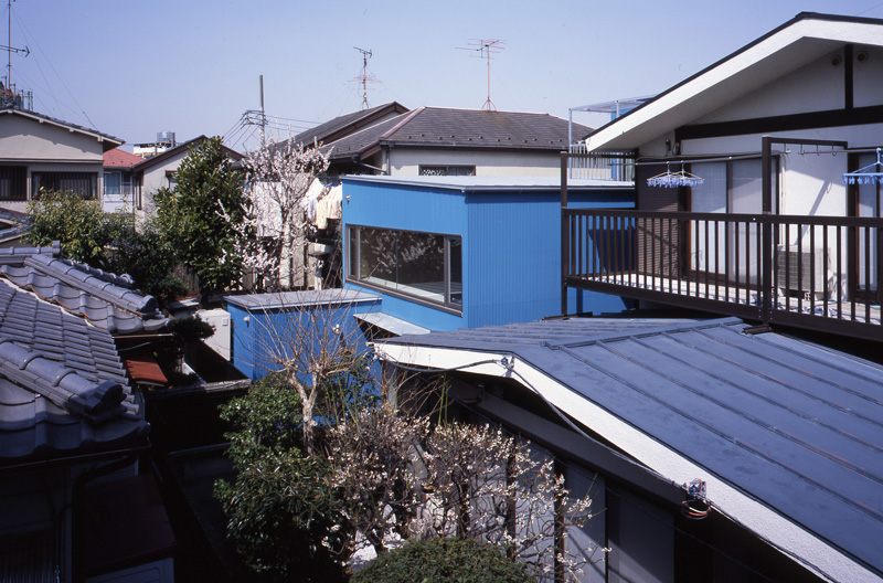 旗竿地でありながら屋内は外観からイメージできない程の開放感と明るさ