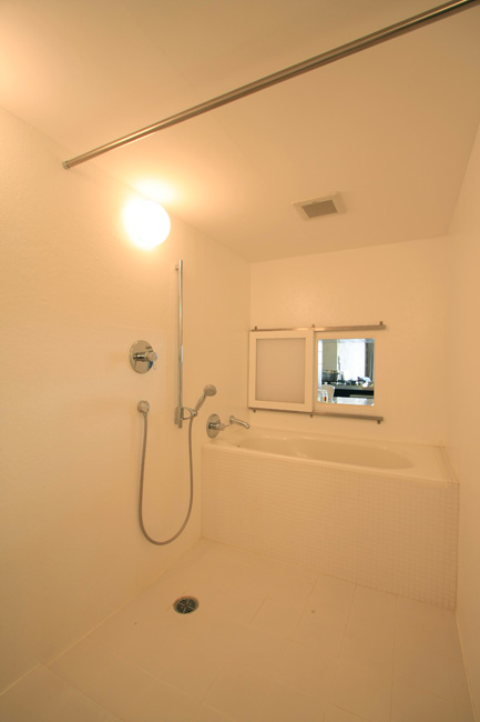 室内窓がユニークなバスルーム