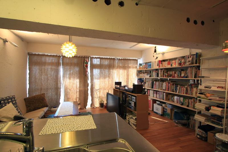 壁一面の収納棚がリビングの主役