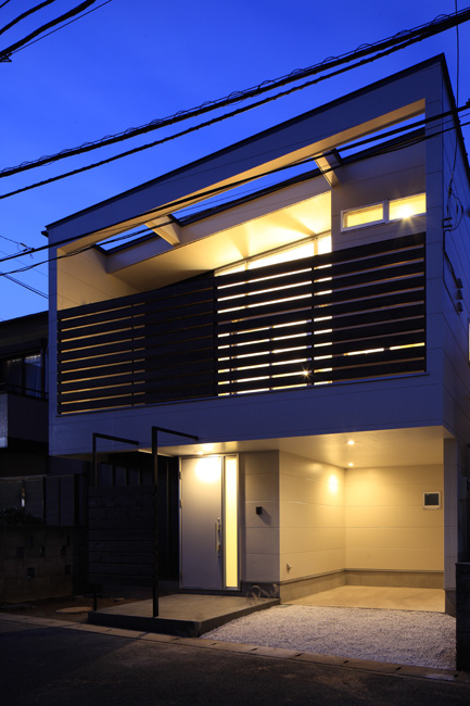 雨の日でも駐車スペースから濡れずに入れる玄関ポーチ
