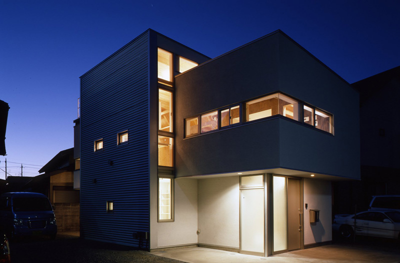 夜にはハイサイド窓から暖かな明かりがもれる外観