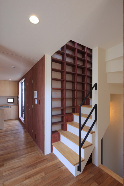 階段脇スペースに作り付け本棚で収納抜群