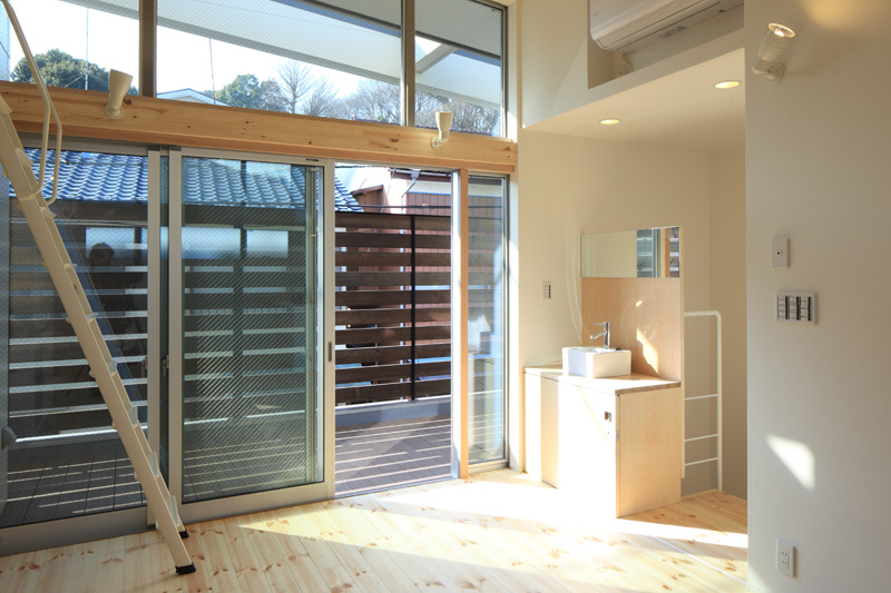 リビングから繋がる風の抜けるテラス