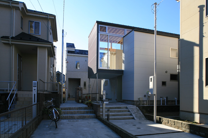 周囲を囲まれた旗竿地に建つ住宅