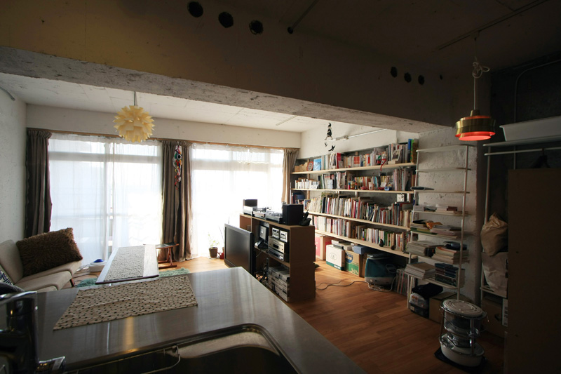 むき出しになった壁は施主とその友人が塗装