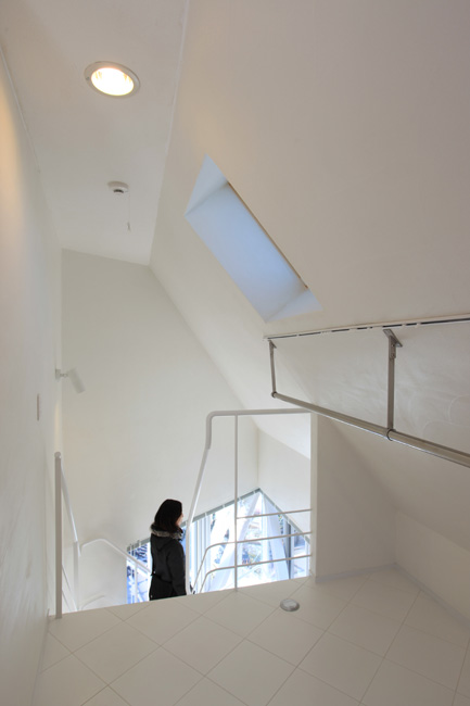 トップライトで隅々まで明るい光がさしこむ