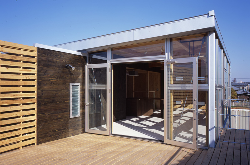 陽がサンサンと降り注ぐ開放的なリゾートテラス