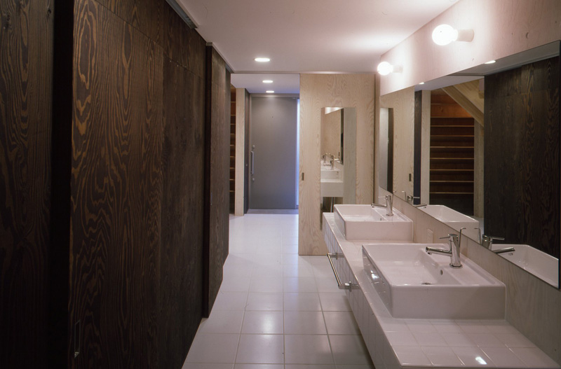 洗面の裏側には大容量のファミリークローゼット