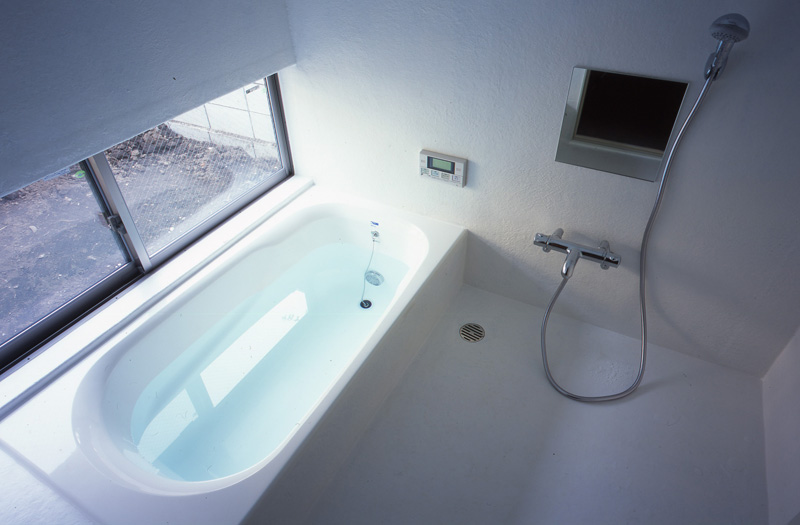 広く落ち着いた雰囲気のバスルーム