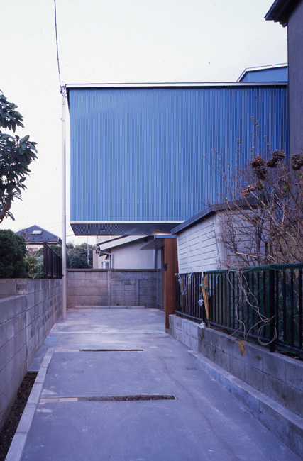 木造ながら片持ちの大胆な外観にこだわりのブルーのカラーリング