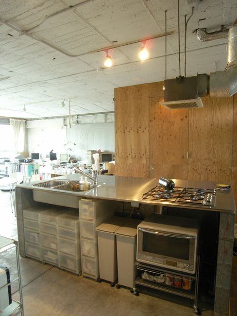 必要なものだけコンパクトにまとめたキッチン