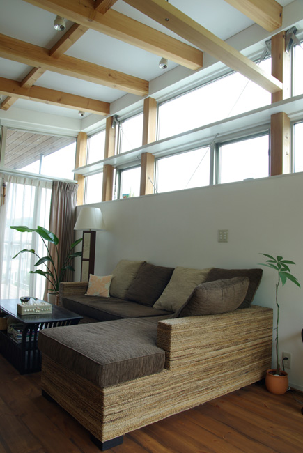 アジアのリゾートを思わせるようなくつろぎのリビング