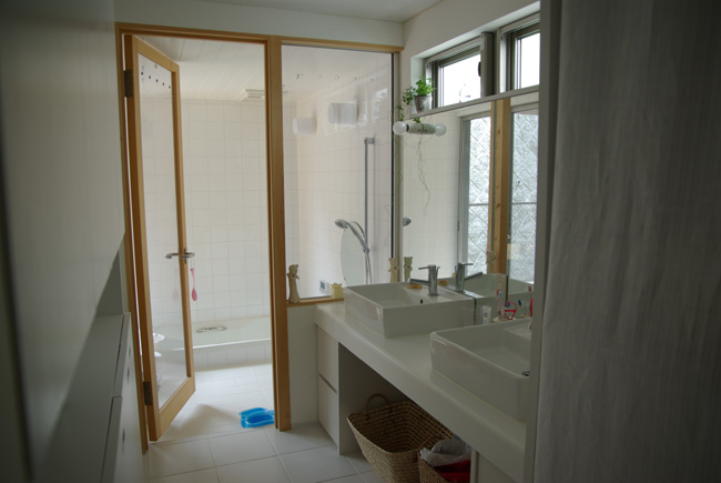 明るく開放的な癒しのバスルーム