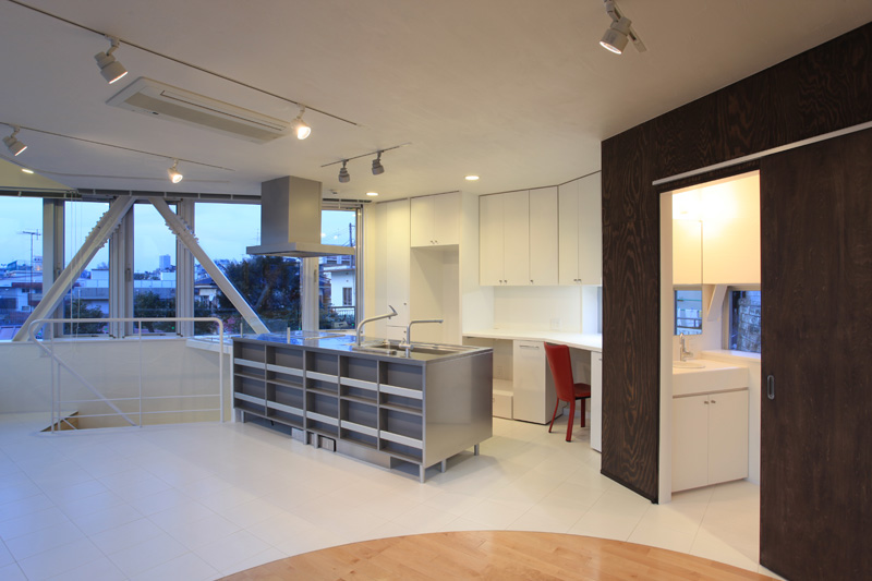 白い空間に階段のナチュラルな木目の踏み板が柔らかい印象をうみだす