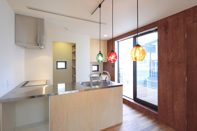 ダイニングキッチンに繋がったバルコニーでのんびりとブランチ