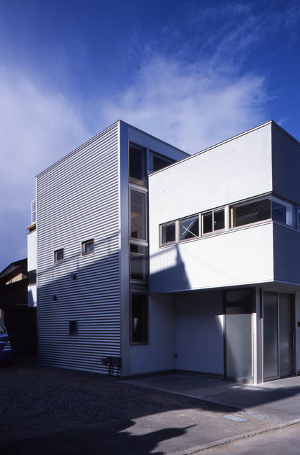 シンプルで直線的なデザインの外観