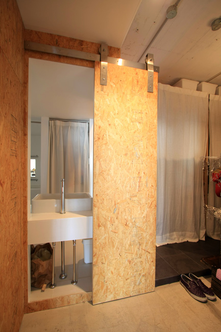 玄関の戸を開けると洗面スペースが出現