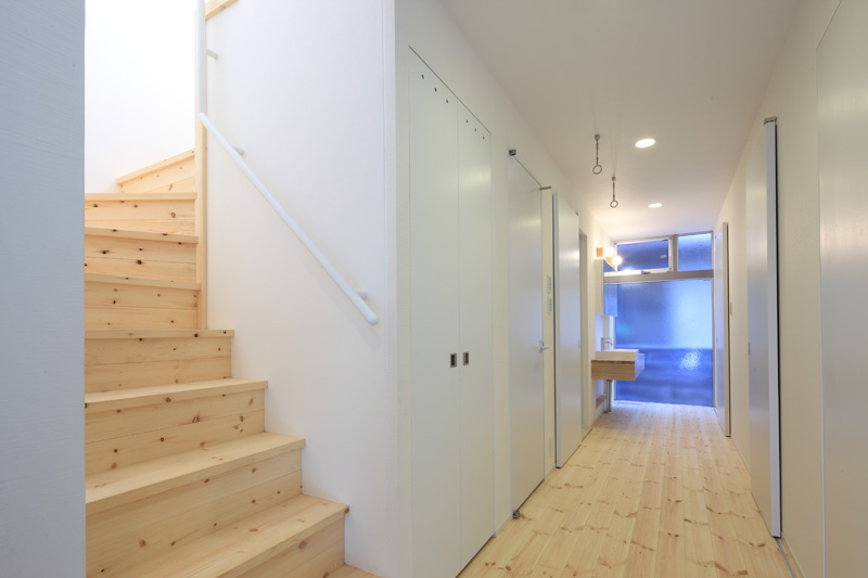 ホールを中心に浴室や寝室を振り分けてコンパクトで機能的な間取り