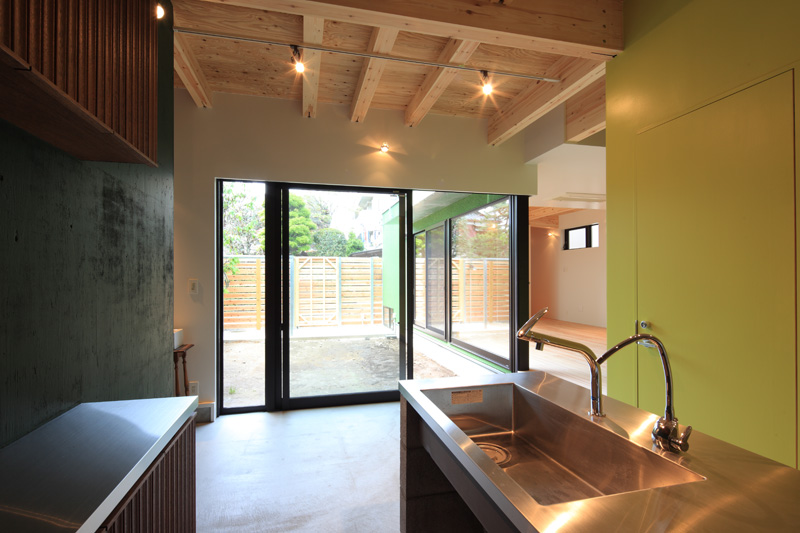 キッチンとゆるく繋がる小上がりのリビング