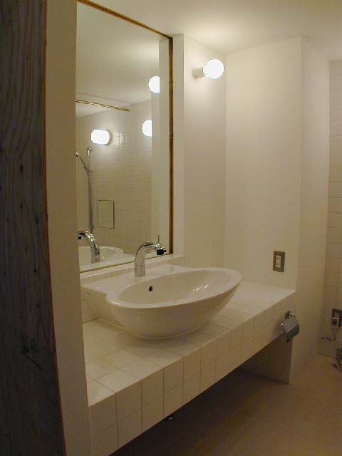 真っ白で美しいシンプルなトイレバス空間