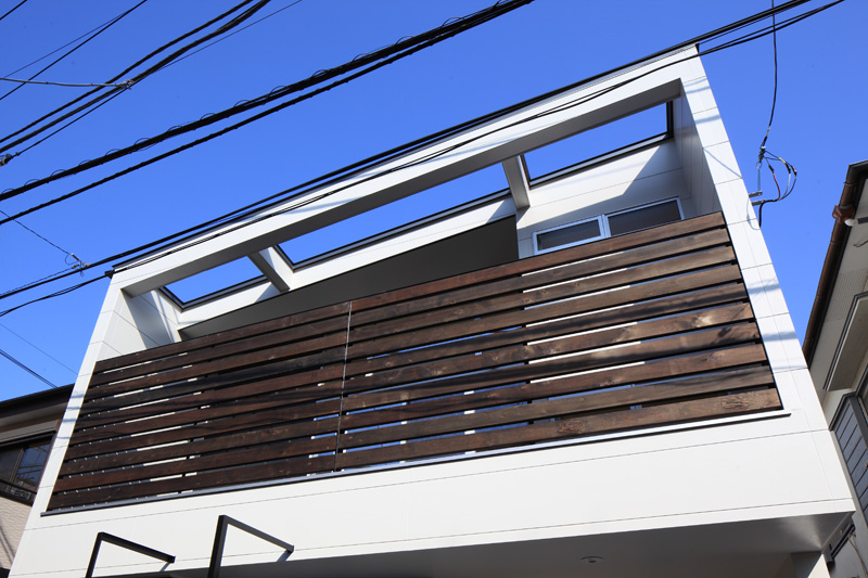 程よく目隠しされた日当りの良いテラス