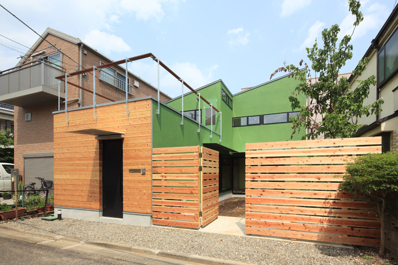 テーマの緑にカラーリングした外観はのんびり柔らかなイメージ