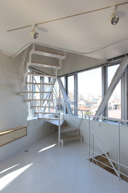 2階から3階へと続くシンプルな階段も視線が抜けるよう工夫されている